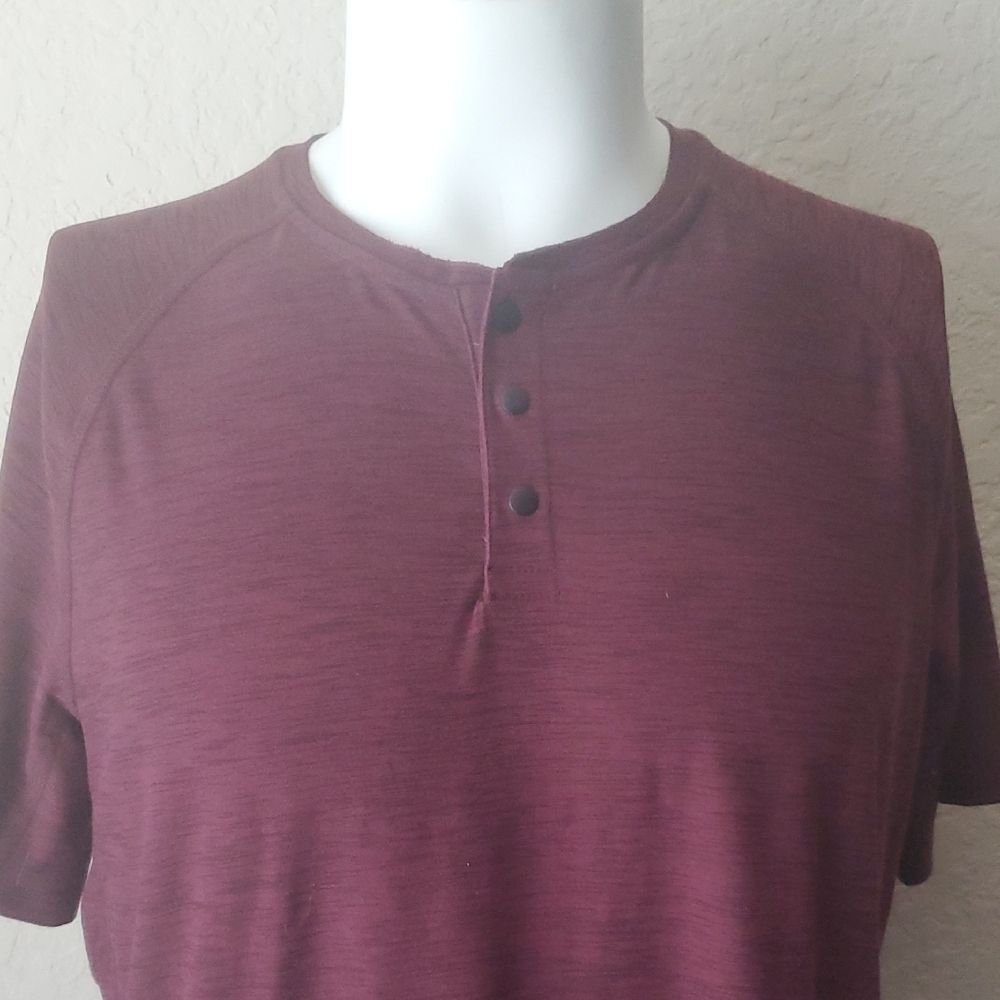 Old Navy Active Men's Breathe On Henley T-Shirt Burgundy Large -Short Sleeve Top - Picture 2 of 6
